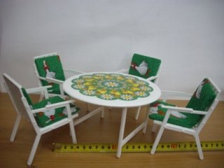 Mebelki dla lalek / 4 krzesełka + stolik 03